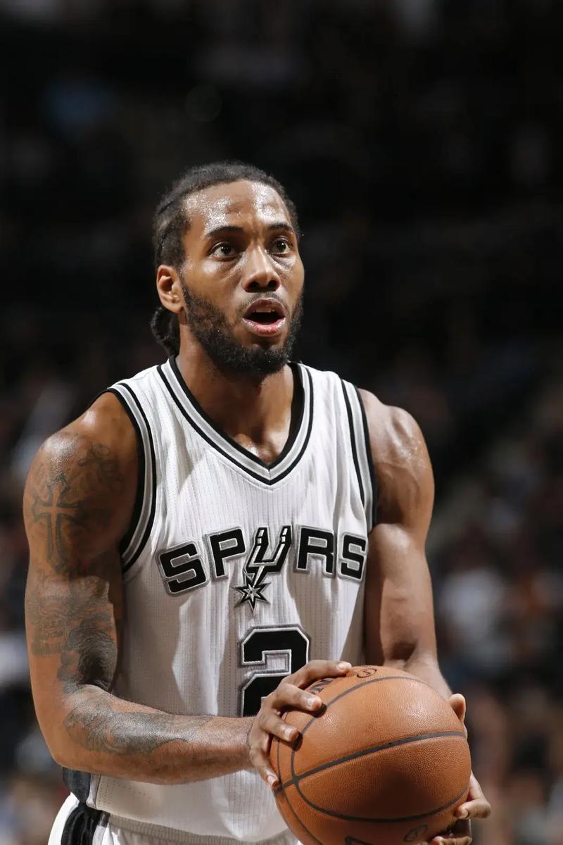 东契奇成为湖人队史第三位连续两场拿35分+10助攻的球员