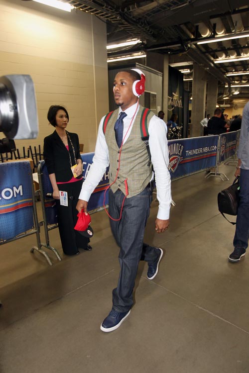 詹姆斯：穿23号确实是因为乔丹 但签耐克是因为他们开了7年9000万